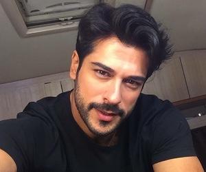 Burak Özçivit aşkından kainat güzelini reddetmiş.Fahriye'nin yerine birini alsa😔?Mesela bu siteden?Mesela ben😂?