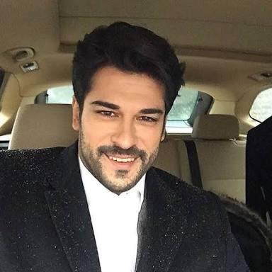 Burak Özçivit aşkından kainat güzelini reddetmiş.Fahriye'nin yerine birini alsa😔?Mesela bu siteden?Mesela ben😂?
