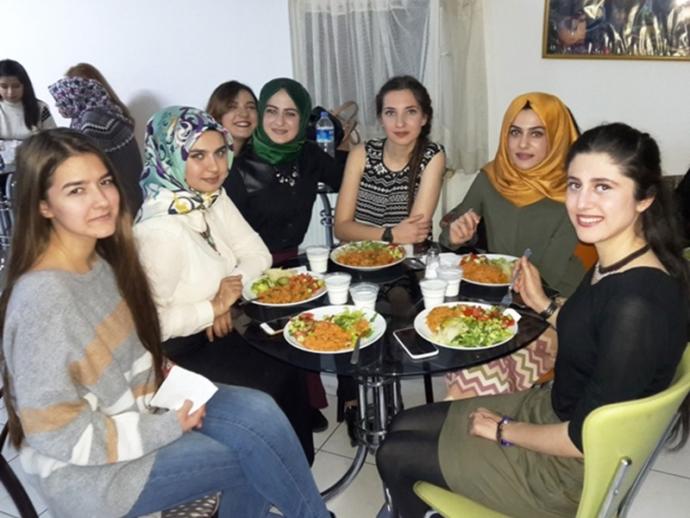 Yalnız Kadınlar mı daha abaza Yalnız Erkekler mi?
