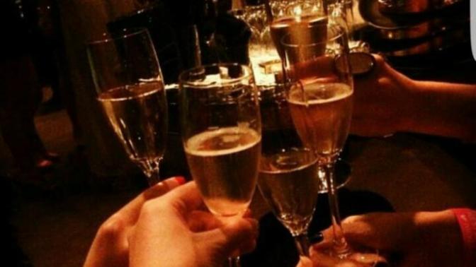 Alkol kullanan kız itici midir? Çekici mi?