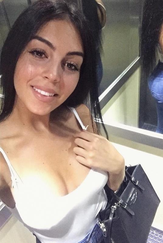 Bir yakışıklıyı daha kaybettiniz kızlar! Cristiano Ronaldo ile Georgina Rodriguez evleniyor, sizce uyumlular mı?