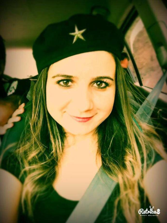 Kpss'de derece yapan Matematik ogretmeni bu fotograf nedeniyle ihbar edildi ve meslekten ihraç edildi. Yorum sizin?