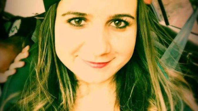 Kpss'de derece yapan Matematik ogretmeni bu fotograf nedeniyle ihbar edildi ve meslekten ihraç edildi. Yorum sizin?