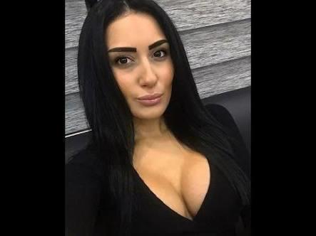 Arkadaslar bu kizin gogusleri cok hos degil mi ya sizce nasil?