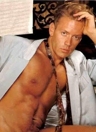 Rocco siffredi sizce de yakışıklı değil mi?