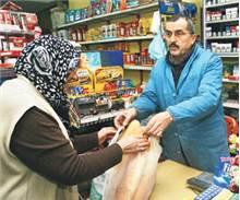 Bakkala ekmek almaya gittiniz bakkal poşeti açmak için parmağını yaladı poşeti açtı ekmeği içine koydu size uzattı ne yapar dınız?