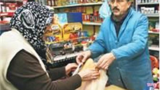 Bakkala ekmek almaya gittiniz bakkal poşeti açmak için parmağını yaladı poşeti açtı ekmeği içine koydu size uzattı ne yapar dınız?