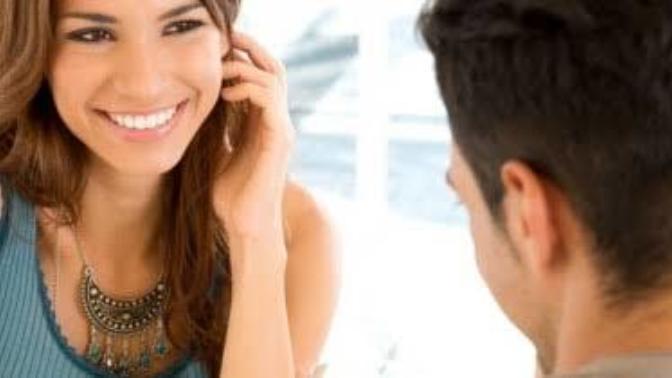 Saçıyla oynayan kadın ne mesaj vermeye çalışıyordur?