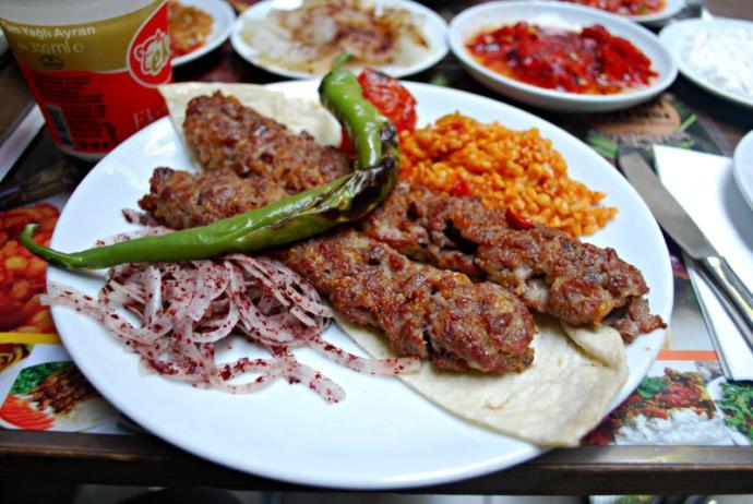 Kebapla bulgur mu pirinç pilavı mı olmalı?