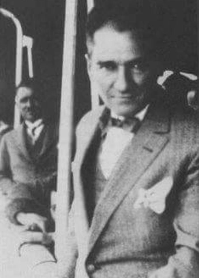 Yiğidin bakışı korkağın kılıcından keskin midir?