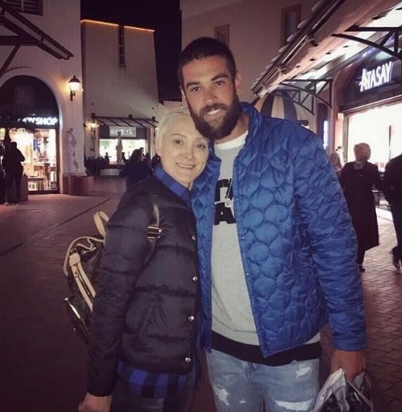 Eşinizle  çekindiğiniz  fotoğrafa herkes annen mi diye sorsa buna bozulur musun? Eşinin yanında yaşlı durması senin için sorun mu?