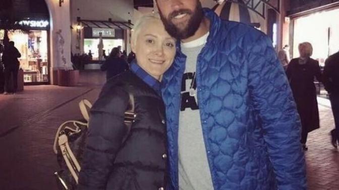 Eşinizle çekindiğiniz fotoğrafa herkes annen mi diye sorsa buna bozulur musun? Eşinin yanında yaşlı durması senin için sorun mu?