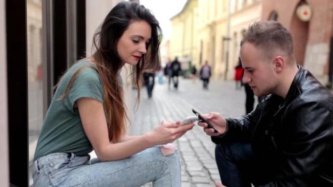 Beğendiğin kişiden "kafana çanta yemeden" telefon numarası koparma taktiğin nedir?