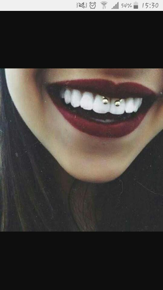 Evde smiley piercing