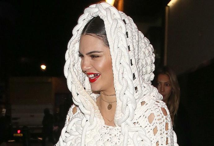 Altın diş moda  oluyor! Sapasağlam iki dişini çektirerek, yerine altın diş takar mısınız ?