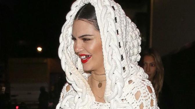 Altın diş moda oluyor! Sapasağlam iki dişini çektirerek, yerine altın diş takar mısınız?
