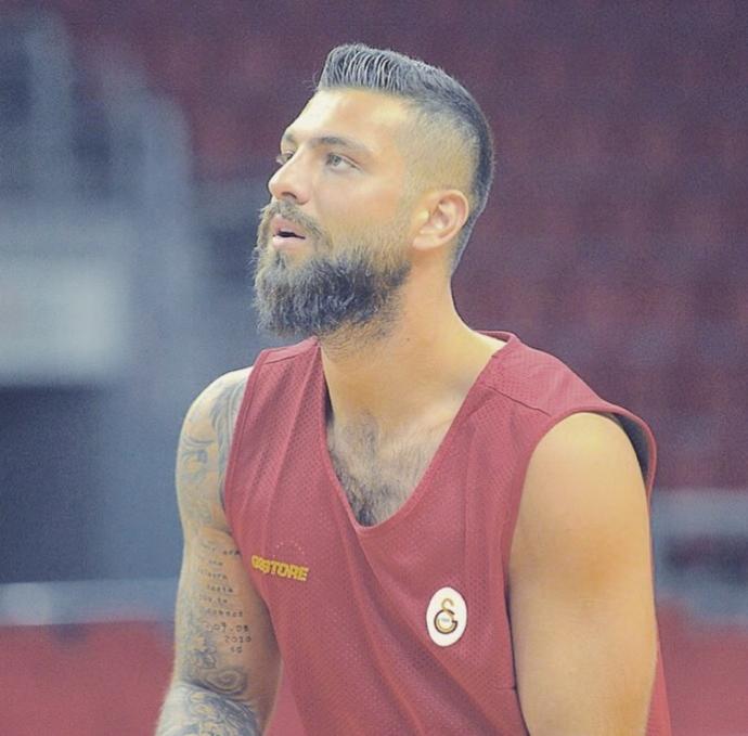 Göksenin Köksal çok yakışıklı değil mi ya?