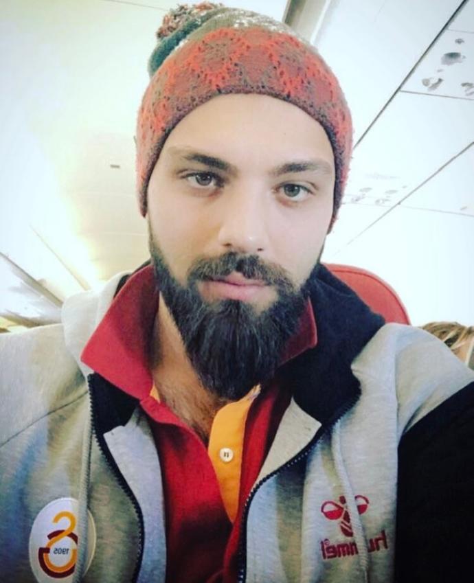 Bu adam çok yakışıklı değil mi yaa😍😍??
