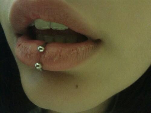 Kızlar, dudak piercingi kullanan?