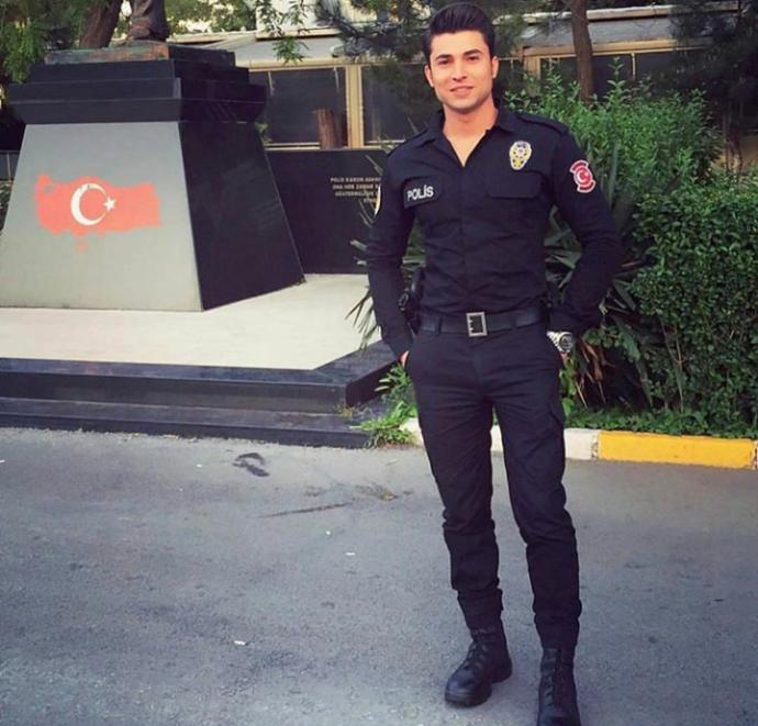 Üniformalı erkekleri seksi bulan bir ben miyim?🔥🔥🔥?