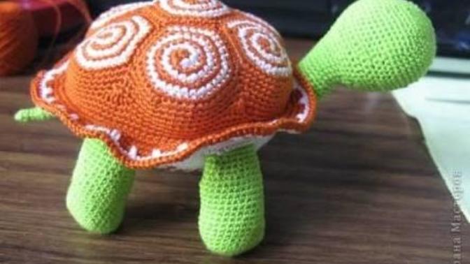 Oğluma amigurumi kaplumbağa ördürücem. Bu iki seçenek arasında kaldım. Sizce hangisi?