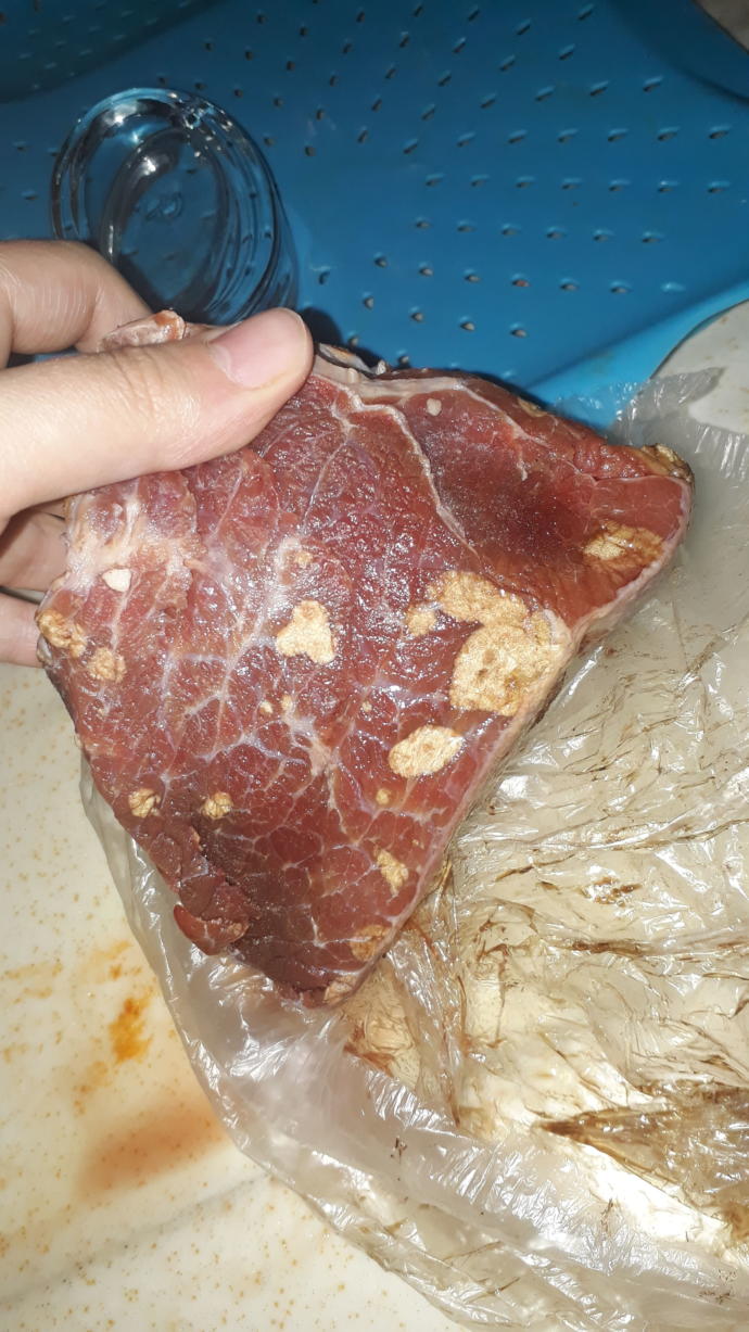 Bu etin üzerindekiler nedir bakteri mi üremiş ? Çok acil cevap lütfenn ? ((FOTOĞRAFLI)) ?