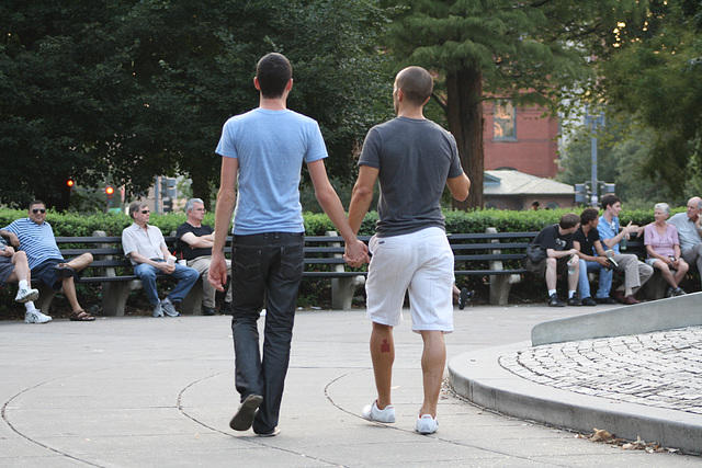 Sokakta el ele yürüyen bir gay çift görseniz ne tepki verirsiniz?