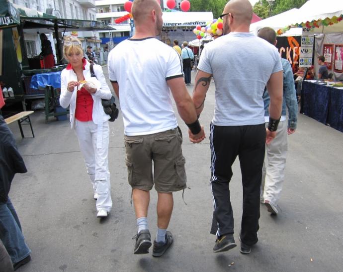 Sokakta el ele yürüyen bir gay çift görseniz ne tepki verirsiniz?