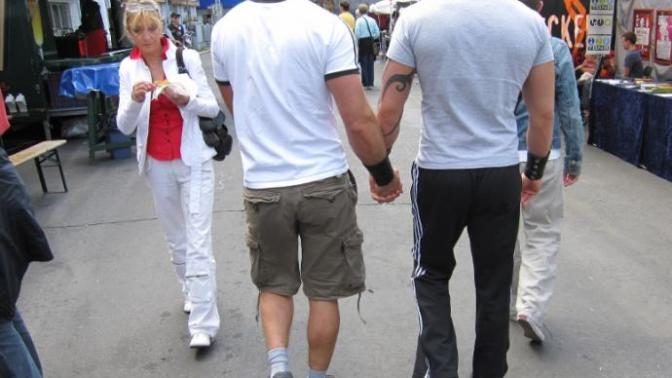 Sokakta el ele yürüyen bir gay çift görseniz ne tepki verirsiniz?