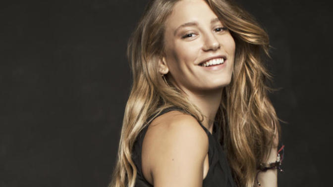 Serenay Sarıkaya Çok Tipsiz Değil Mi Ya :D ?