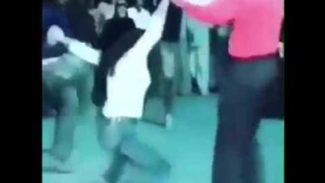 Evde kalmış kızın akraba düğünündeki son çırpınışları?