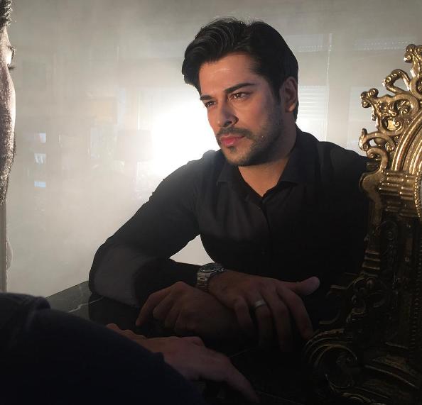 Burak Özçivit mi, Nick Bateman mı?