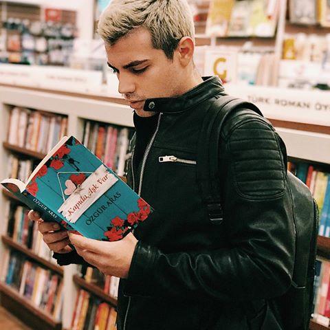 Bu adam çok yakışıklı değil mi ya ?