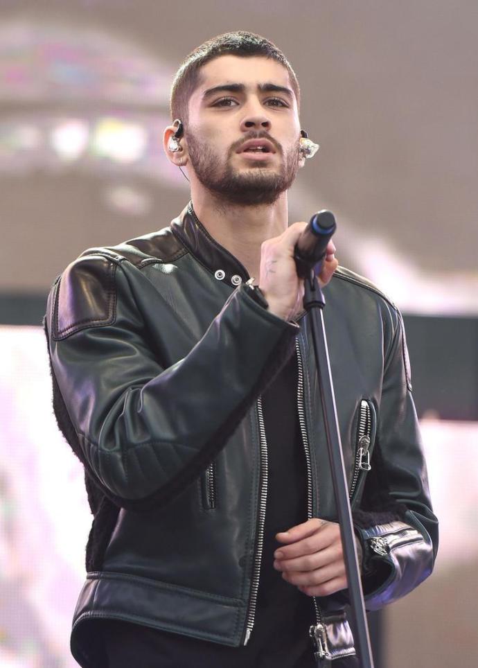 Sizce Zayn Malik Hangi Kısa Saç Modeliyle Daha İyi ?