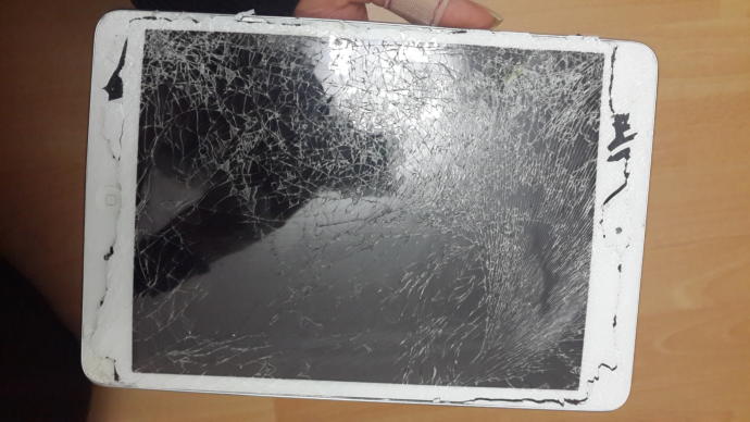 İPad yere düştü kırıldı. İçi falan açıldı. Bayağı parçalandı. Garantide bitmiş zaten kabul etmezlerdi. Dışarıda yapabilirler mi?