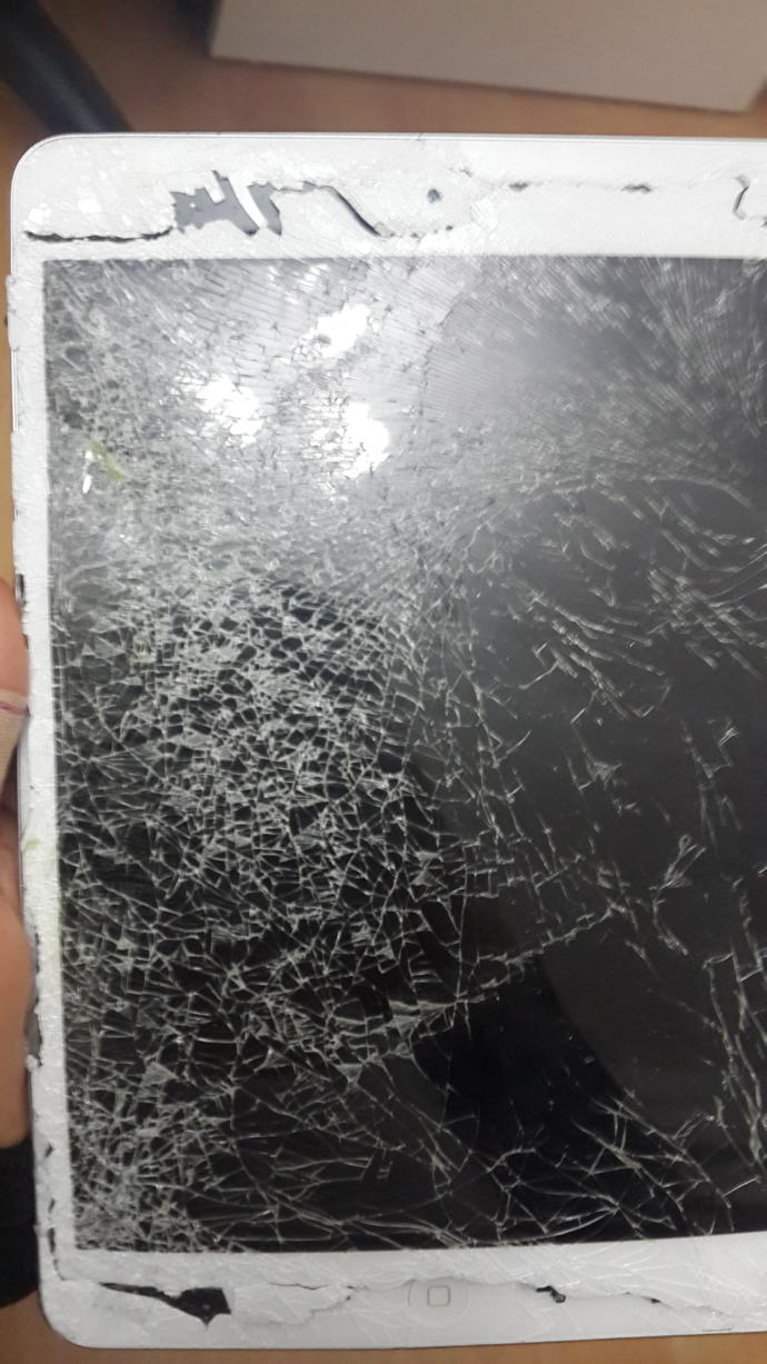 İPad yere düştü kırıldı. İçi falan açıldı. Bayağı parçalandı. Garantide bitmiş zaten kabul etmezlerdi. Dışarıda yapabilirler mi?