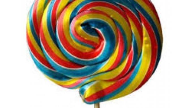 Bu yaşımda elma şekeri, renkli lolipop şeker, pamuk şeker alıp yiyorum ve çok seviyorum benden başka varmı?