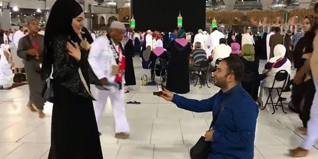 Kız Arkadaşına Kabe'de Diz Çökerek Evlilik Teklifi Eden Muhabir Hakkında Neler Düşünüyorsunuz?