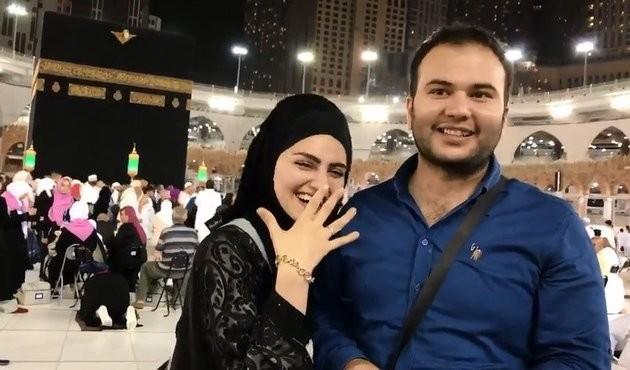 Kız Arkadaşına Kabe'de Diz Çökerek Evlilik Teklifi Eden Muhabir Hakkında Neler Düşünüyorsunuz?