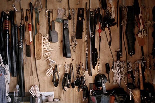 Sado-mazo, bondage türü ilişkileri deneyen var mı? Veya bunlardan keyif alan?