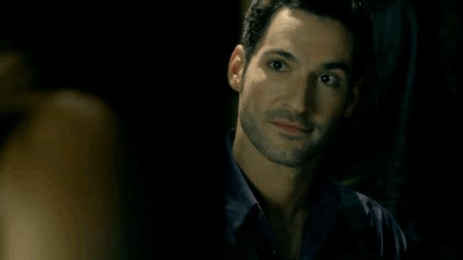 Tom Ellis karizmatik bir adam değil mi?