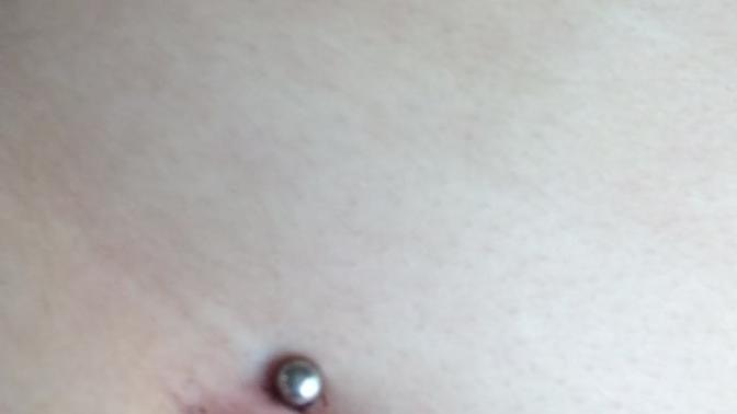 Göbeğimi deldirdim ve piercing bende  bir  tuhaf duruyo vede bakımını nasıl yapmam gerekiyor kanatıyorum sürekli orayı oynuyorum?