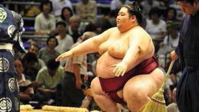Resimdeki sumo güreşçisi size;" Ya beni doyurursun ya da seni ezerim" dese hangisini seçersiniz? Ne tepki verirsiniz 😱😰😨😋?