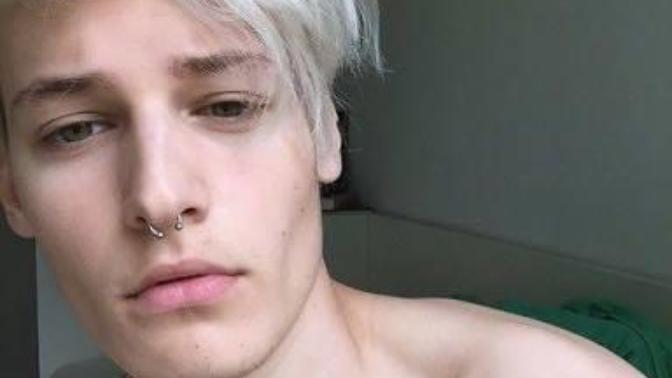 Gri saçlı septum piercingi olan yakışıklı açık tenli (kumral) erkekleri nasıl buluyorsunuz?