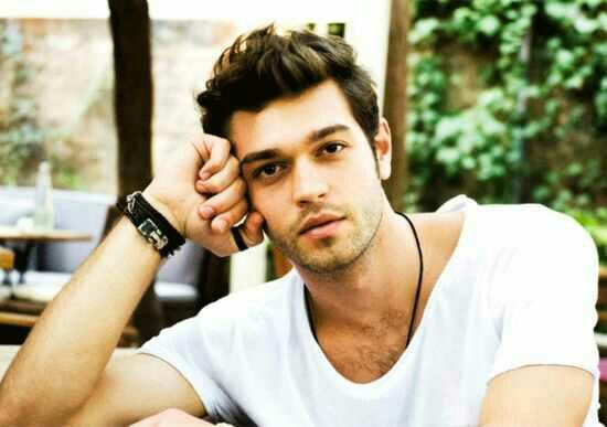 En yakışıklı Türk genç oyuncu kim ??