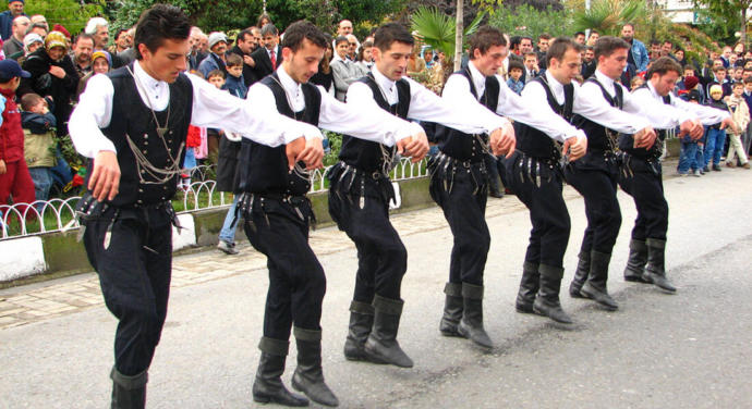 Halay çekmek mi? Horon tepmek mi?