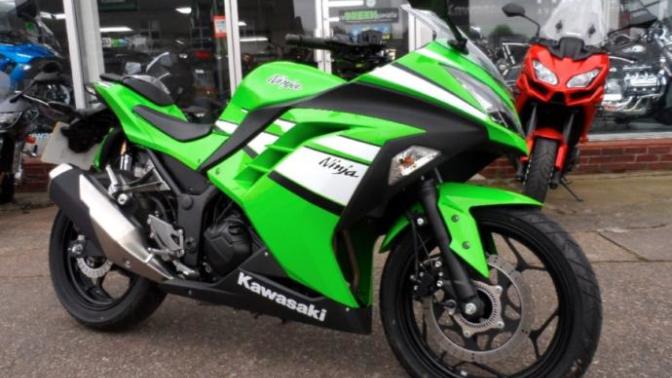 Motor konusunda yardım anlayan arkadaşlar R25 mi yoksa Ninja 300mü?