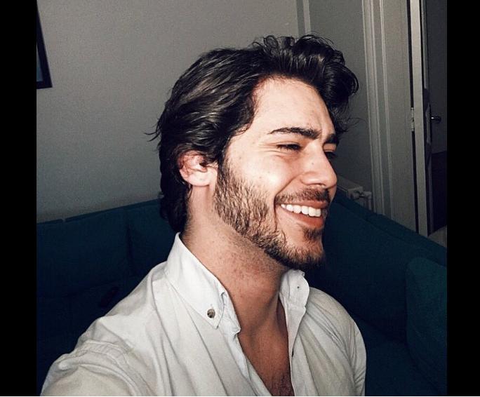 Bu adam yakışıklı mı sizce?