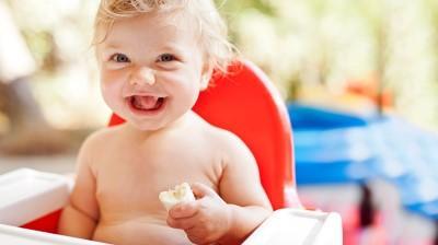 yumurta yiyen bebek
