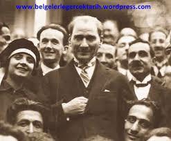 Atatürk resimlerde elini neden böyle içeri sokuyor, kizmadan ve hakaret etmeden cevaplıyabılìrmisiniz?